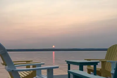 Image de Profitez des couchers de soleil, détendez-vous à la piscine et visitez les vignobles à cette maison au bord du lac tranquille