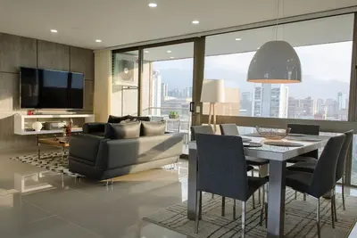 Image de Belle suite d'appartements luxueux qui offre un séjour de rêve et un confort complet