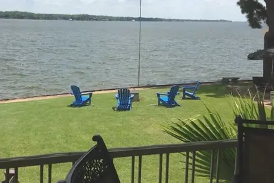 Image de Waterfront Retreat - Profitez d'une grande détente dans le lac à l'extérieur et de jeux amusants à l'intérieur!