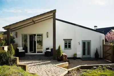 Image de Luxueux, contemporain, chalet indépendant dans un cadre rural, à seulement 4 miles de la plage.