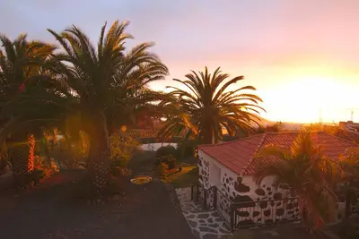 Image de maison de campagne canarienne confortable avec vue sur la mer, le coucher du soleil et les étoiles