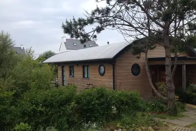 Image de Maison en bois Ă 50 m de la plage, 250m de la Pointe de Primel