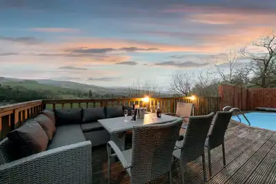 Image de Grande grange aménagée dans les monts Cambriens, piscine et spa privés.