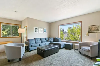 Image de Appartement privé à l'étage supérieur de 2 chambres @ 13th & Grand