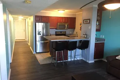 Image de Profitez du balcon, de la chambre et de la piscine en bord de mer. Voir la description pour plus!