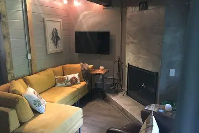 Image de Charmant 2 Bdrm Condo, cadre paisible sur la ligne de bus