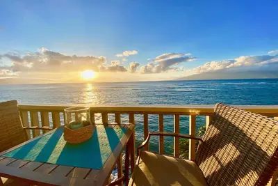 Image de Direct Oceanfront - Dix pieds de bord de la mer! Spacieux, condo magnifique! ! !