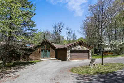 Image de Belle maison construite sur mesure offre calme et tranquillité dans un cadre magnifique.