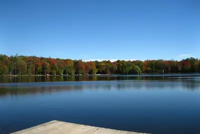 Image de Vues panoramiques sur le lac! ! Plage privée! ! Excellente maison! ! Bateaux et plus! !