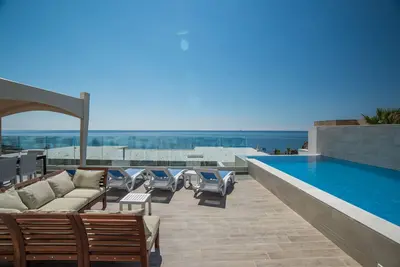 Image de Villa ultra moderne à front de mer avec piscine privée - The Waterfront