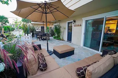 Image de Offre spéciale de 175 $ - Grand patio privé 1 pâté de maisons de la plage / du village, climatisation