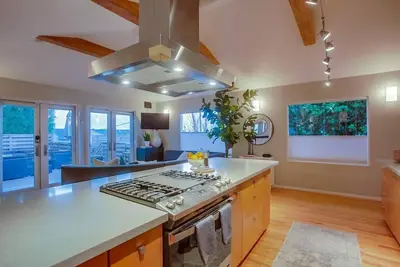 Image de Oasis de plage cachée, climatisation centrale, 4 téléviseurs, équipement de plage et de bébé - Capacité d'accueil jusqu'à 10 personnes, animaux acceptés