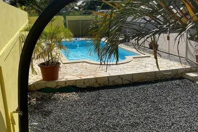 Image de Bas de villa F4 climatisé avec piscine et jardin pour 6 personnes