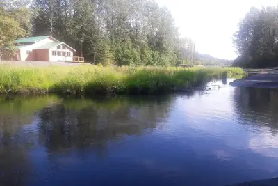 Image de Spacieuse toute nouvelle suite privée avec vue sur la montagne sur Salmon Creek | 10 km de la ville