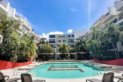 Image de Salon et cuisine en plein air - 6 personnes - salle de gym - grande piscine - parking