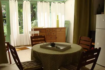 Image de Gîte indépendant avec parking dans jardin arboré et fleuri proche d'Avignon