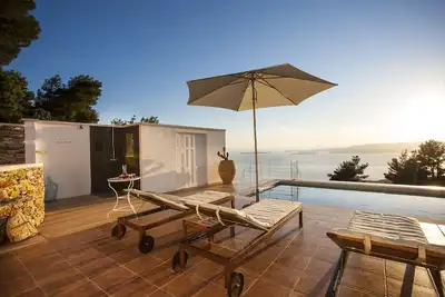Image de Votre villa de vacances accueillante avec piscine, jardins et une vue magnifique!