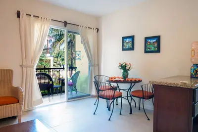 Image de Balcon privé donnant sur la piscine, appartement paisible avec d'excellents équipements