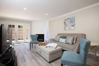 Image de Mis à jour Clean Townhome, min 30 jours de location