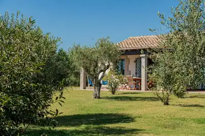 Image de Sur Cannonariu, les maisons entourées de verdure et près de la mer