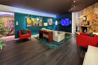 Image de CherryHill Downtown Haus - Designer, Ac, Cheminée, Tech, Clean, 2 Bdrm, Quiet