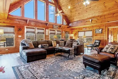 Image de Tryon Log Cabin- 5 étoiles - 4 chambres 4 salles de bains 3200 pieds carrés- Brand New 3miles à Tiec