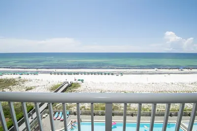 Image de Condo en front de mer conçu professionnellement en front de mer avec vue sur l'océan: We612