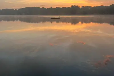 Image de Seclusion calme sur le lac Lavine