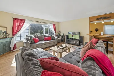 Image de (# 251) Costa mesa Maison de 4 chambres à coucher avec grande cour adjacente à un parc.