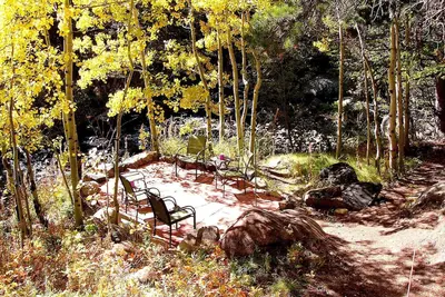 Image de Cabane de montagne simple sur les rives du puissant ruisseau Saint-Vrain