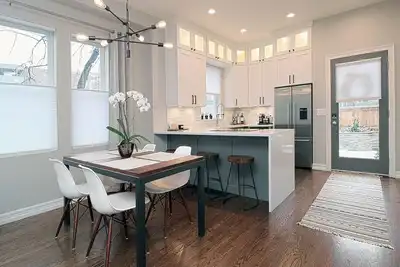 Image de Urban Oasis Townhouse avec vue sur la montagne