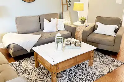 Image de Magnifique condo rénové, 2br, 2ba, Piscine Gratuite, Netflix, Câble, , Wifi