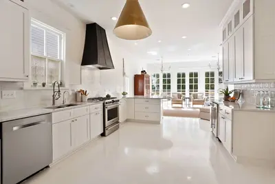 Image de Doit Voir cette maison spacieuse Uptown! Parfait pour votre escapade. Grande Cour ARRIÈRE