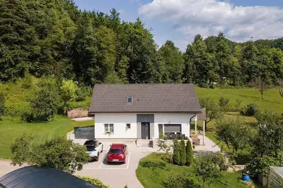 Appartement moderne entièrement équipé avec balcon, terrasse et jardin