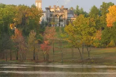 Château gothique unique et luxueux avec vue dans le milieu d'un domaine de 500 acres!