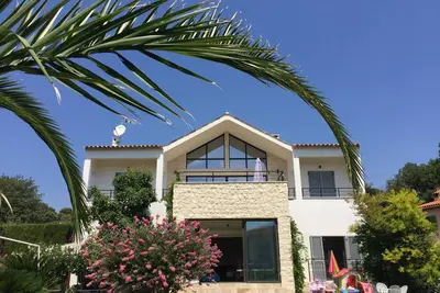 Image de Sublime Appart haut de villa mer/plage/hippodrome/Clim/Parking/terrasse avec vue