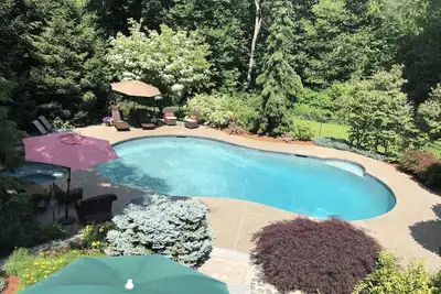 Image de Superbe maison de 6k Sf, pour 12 personnes avec 4 personnes. 5 salles de bains, grande chambre, piscine et fêtes