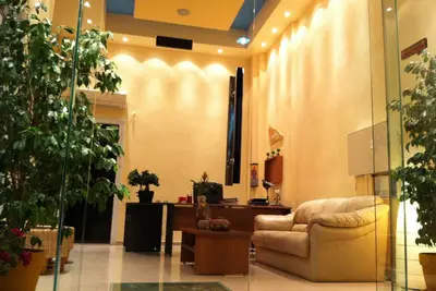 Image de Studios entièrement équipés au centre du village à seulement 70m de la plage