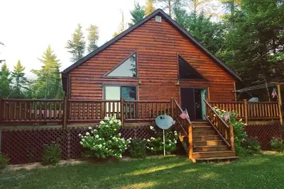 Location de cabane à l'année ~ Magnifique propriété au bord du lac nichée dans les bois