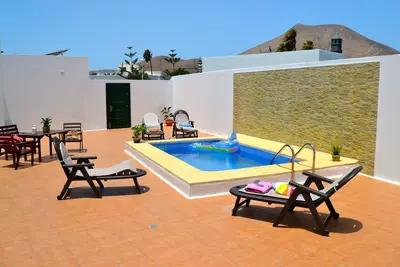 Image de Grande maison au calme avec piscine et grand jardin.