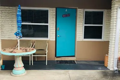 Image de Johns Pass, Condo, Villages Et Commerces Madeira Beach, 2 Blocs, Parking, Chaises Parapluies