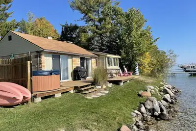 Image de Sunrise Sunsation Lakeshore Cottage avec bain à remous extérieur sur le lac Mullett! Kayaks!