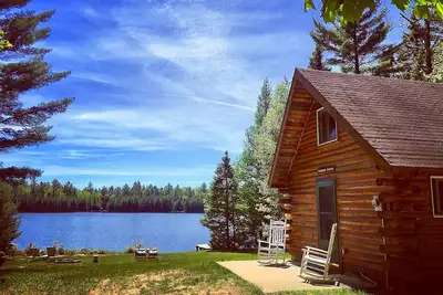 Image de Location de cabanes en rondins! Bord de lac calme, paisible et privé! Dog Friendly!