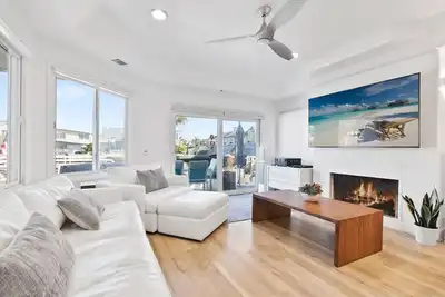 Image de Balboa Island Large Waterfront Home w / Roof Patio and Private Boat Dock