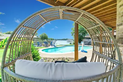 Image de Spacieuse maison au bord du lac de Granbury avec piscine pour grande / plusieurs familles