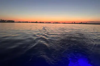 Image de Plaisir en famille, front de mer de sable étonnant, navigation de plaisance, pêche et chasse