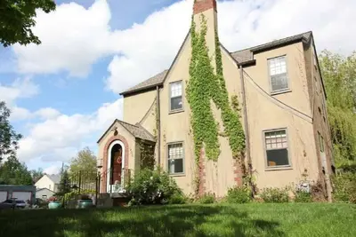 Image de Historic McKennan Park Tudor près du centre-ville et des hôpitaux (4 chambres 2 salles de bain)