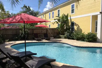 Image de Centre-ville historique, piscine chauffée d'avril à octobre, impeccablement entretenue, grande cour arrière