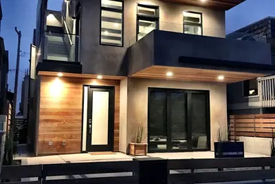 Image de Nouvelle maison de plage moderne avec terrasse sur le toit avec vue sur l'océan et à quelques pas de la plage