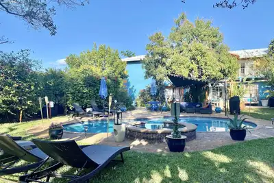 Image de artistique, beau 2 chambres, 1 salle de bain, magnifique jardin / piscine près de la ville / plage